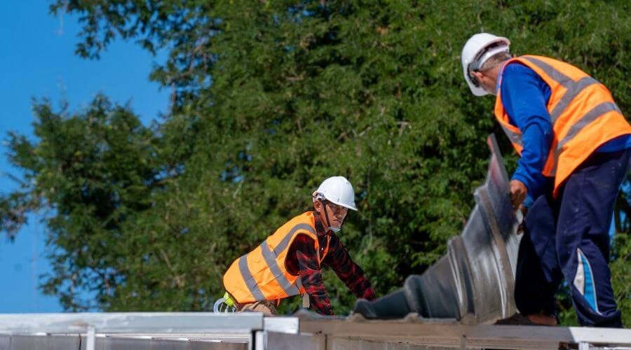 Professional gutter cleaning in Kingsburg, CA